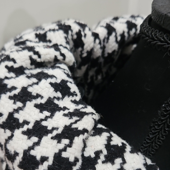 AKIRA Black and White Houndstooth Cape - Picture 3 of 8